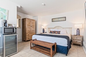 Coffee/tea maker, fridge - Lowes Wharf Marina Inn (Sherwood)
