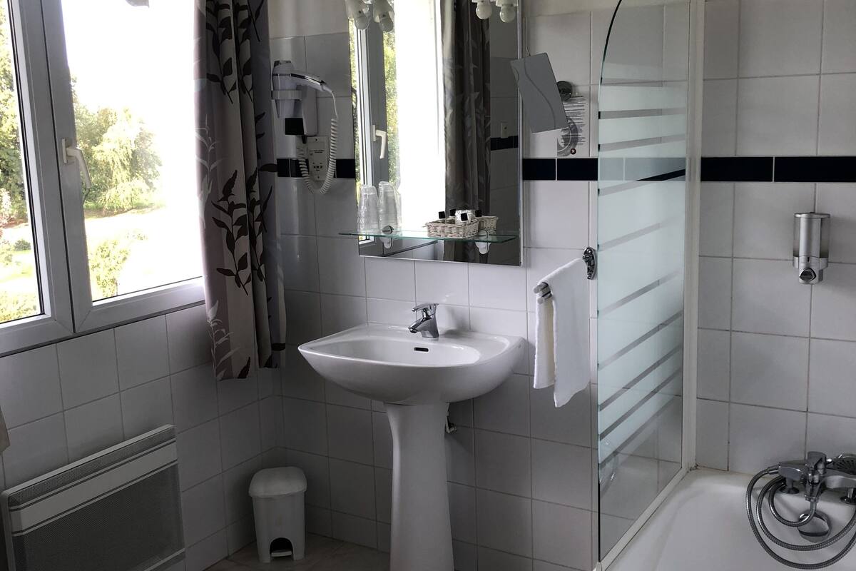quadruple room | bathroom | shower, hair dryer, towels