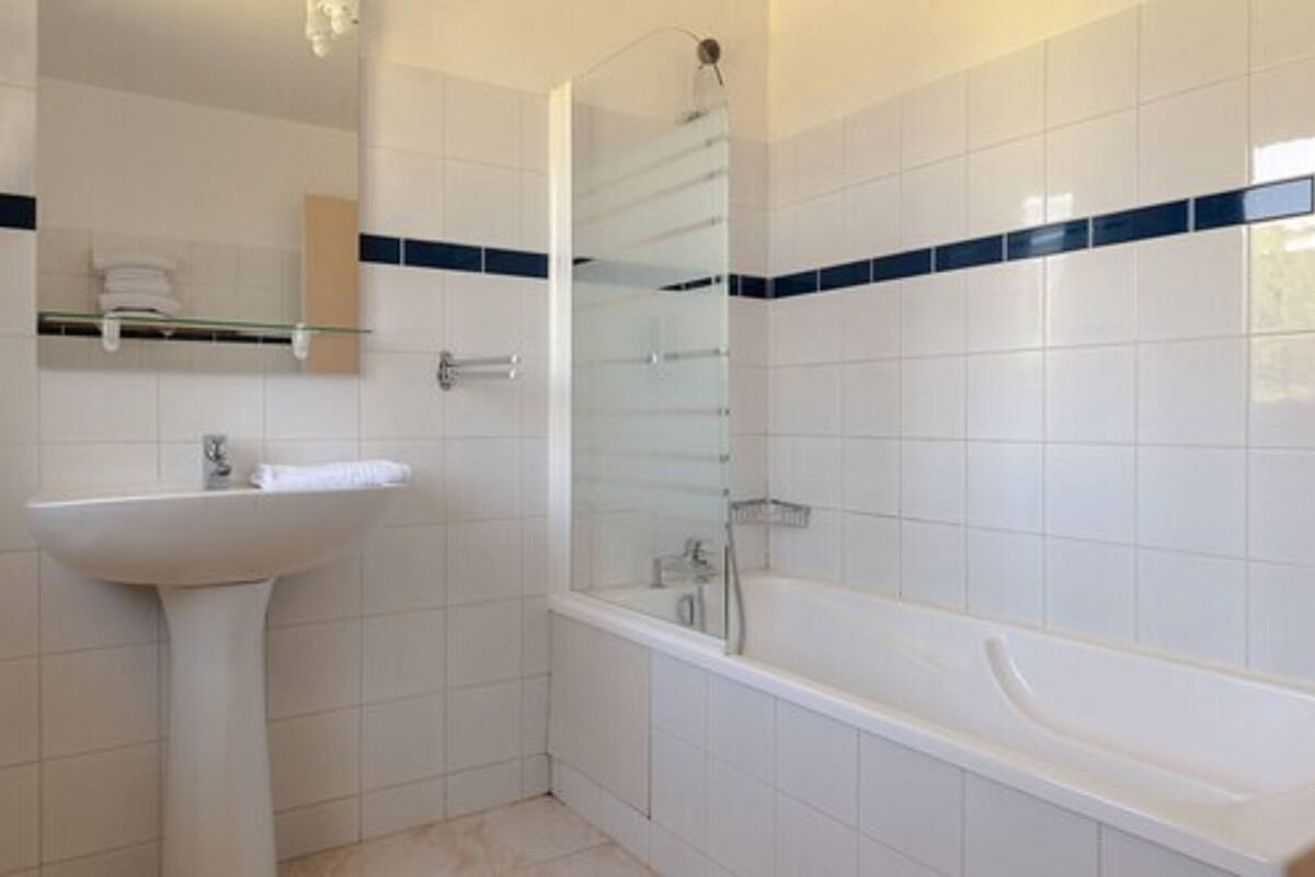 triple room | bathroom | shower, hair dryer, towels