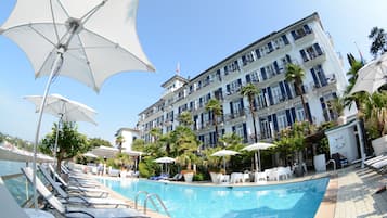 Hồ bơi ngoài trời phục vụ theo mùa, dù/ô trên bãi biển/hồ bơi