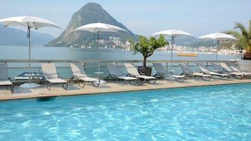 Piscine extérieure (ouverte en saison), parasols de plage