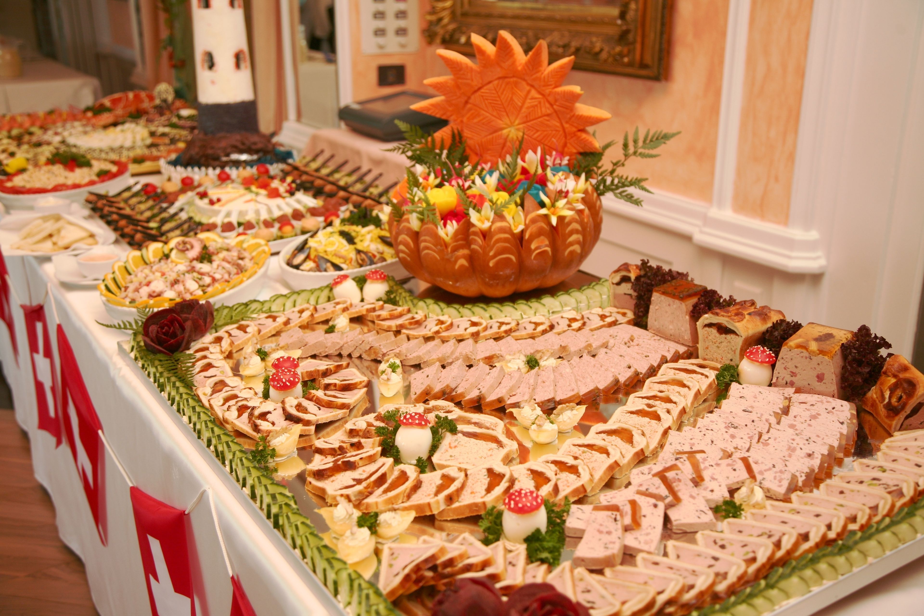 Une table de buffet garnie de divers plats et agrémentée d’un centre de table décoratif.