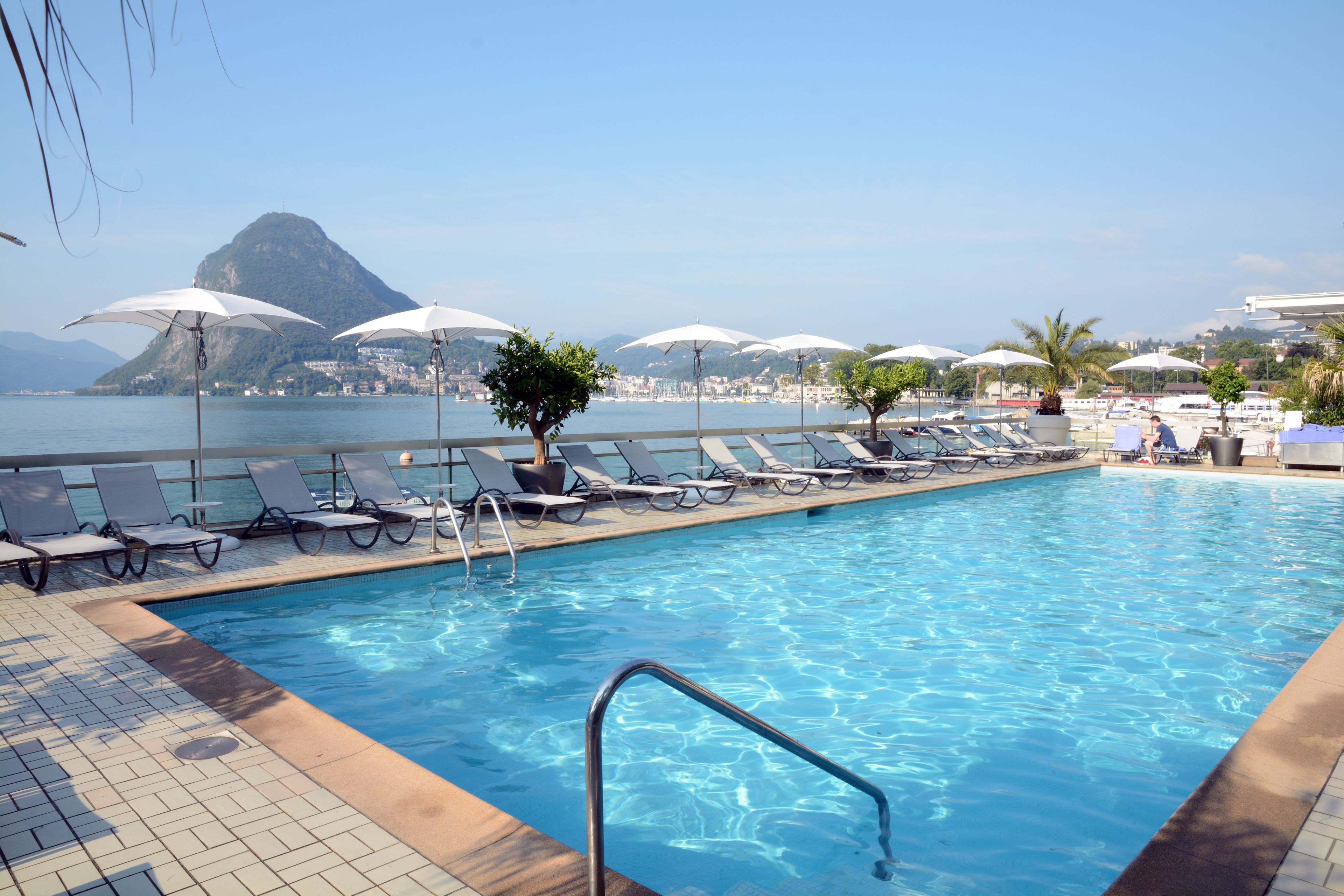 Piscina stagionale all'aperto, ombrelloni da piscina, lettini