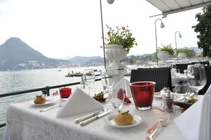 Här finns 4 restauranger som serverar middag.