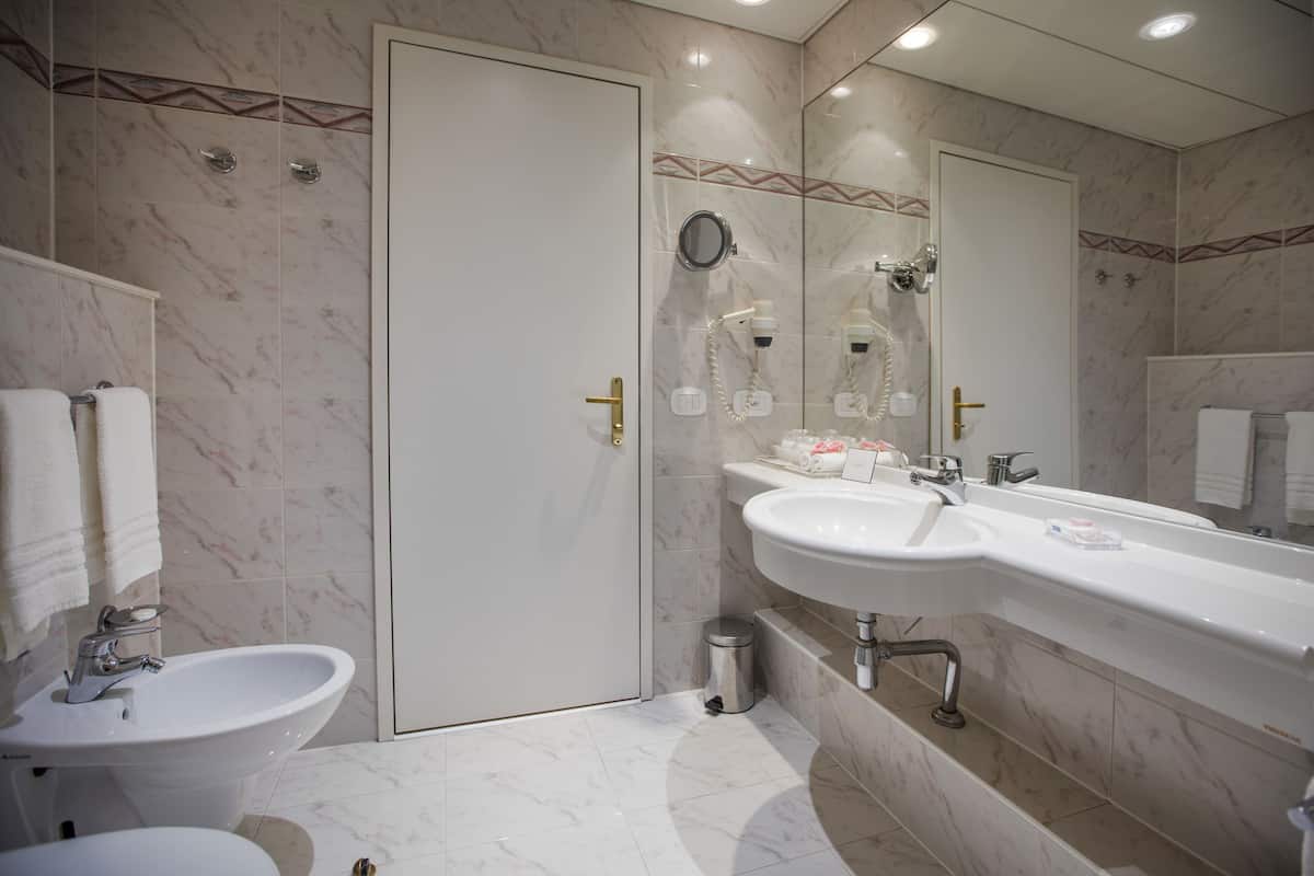 double room, balcony, lake view | bathroom | shower, free toiletries, hair dryer, bathrobes