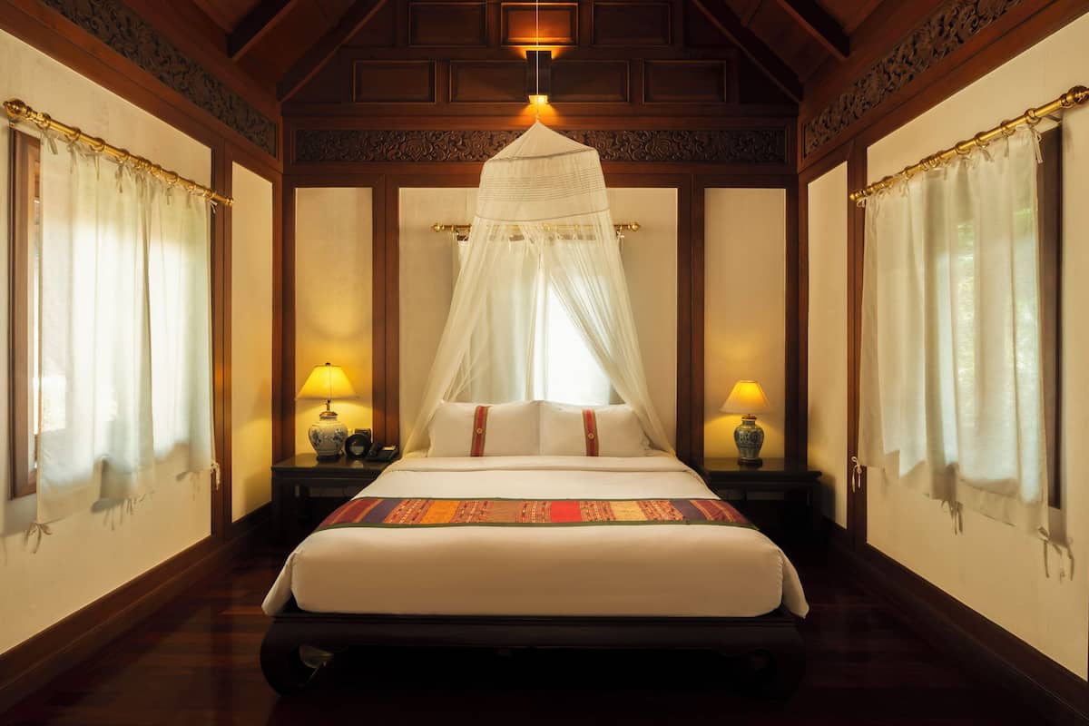 Standaard kamer | Een kluis op de kamer, een bureau, verduisterende gordijnen