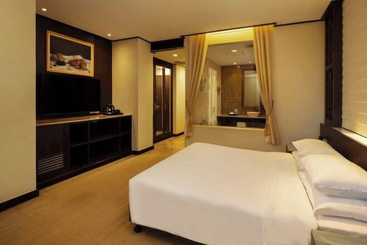 Zimmersafe, Schreibtisch, Verdunkelungsvorhänge, Bügeleisen/Bügelbrett