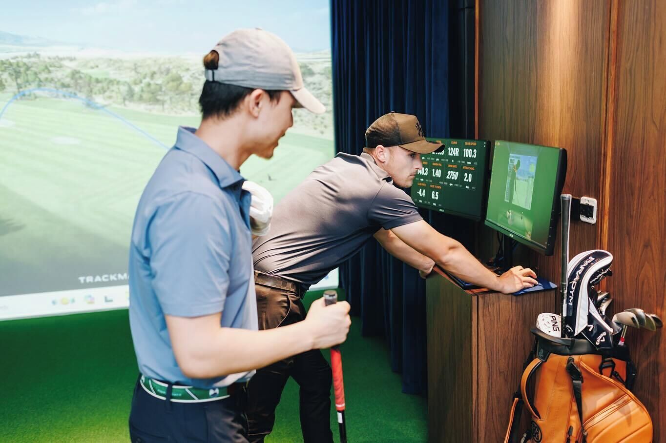 Un système de simulation de golf comprenant un écran affichant un parcours de golf et un sac de golf.