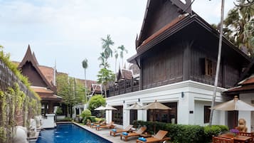 Caja fuerte, escritorio, cortinas opacas y tabla de planchar con plancha