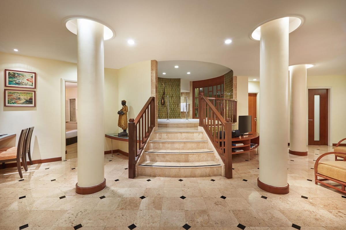 Ambassador Suite (2 Bedrooms With Jacuzzi) (Corner Wing) | 客房服务设施