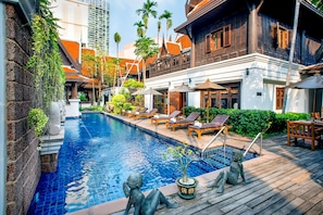 Thai Villa 3 Bedroom Pool Front | Blick auf den Garten