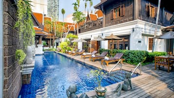 2 outdoor pools
