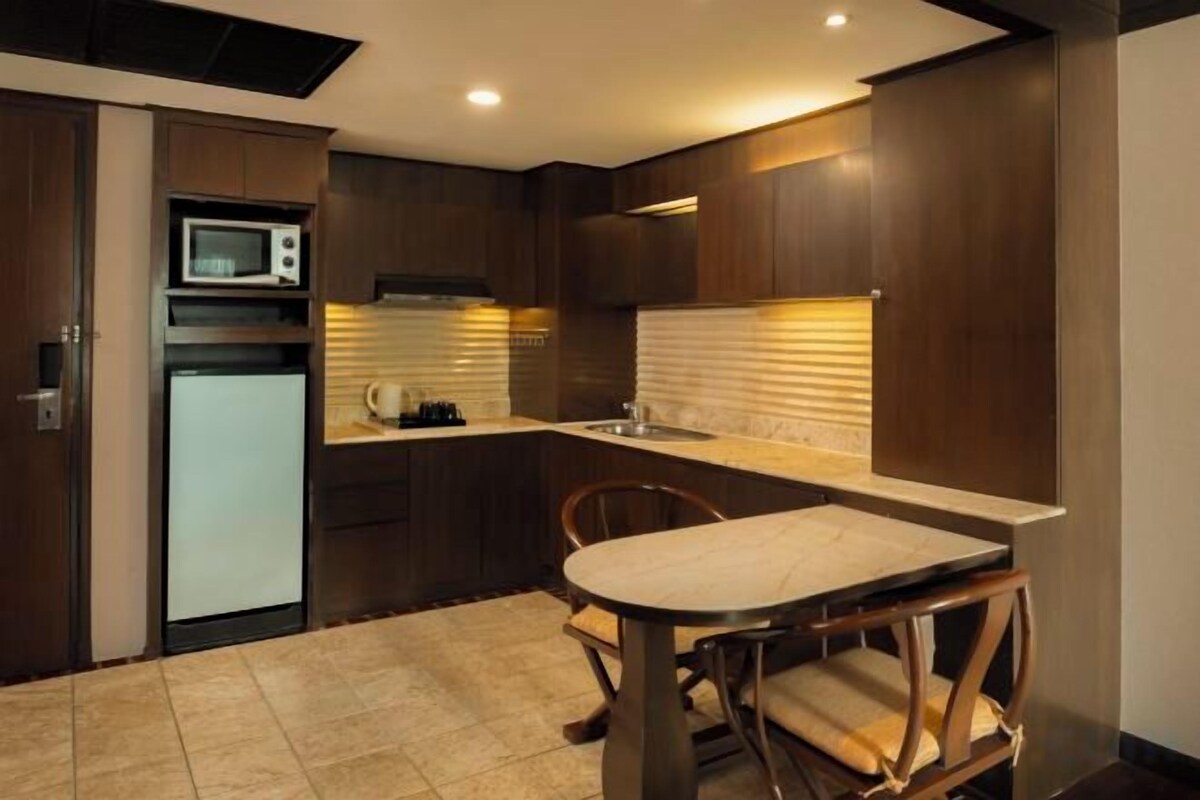 Private kitchen | Coffee/tea maker, full-size fridge, electric kettle, paper towels