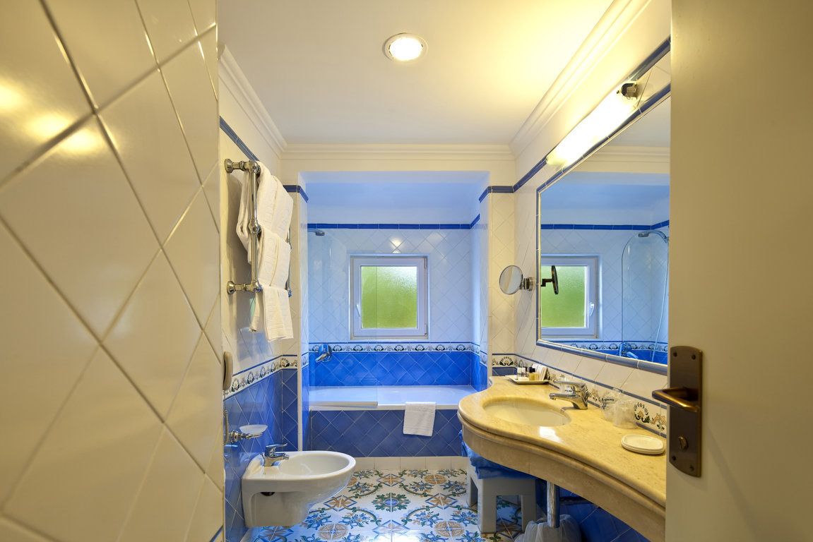 standard double or twin room, 1 double or 2 single beds | bathroom | free toiletries, hair dryer, bathrobes, slippers