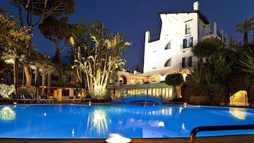 2 sisäuima-allasta ja ulkouima-allas avoinna 8.00–19.30, aurinkovarjoja