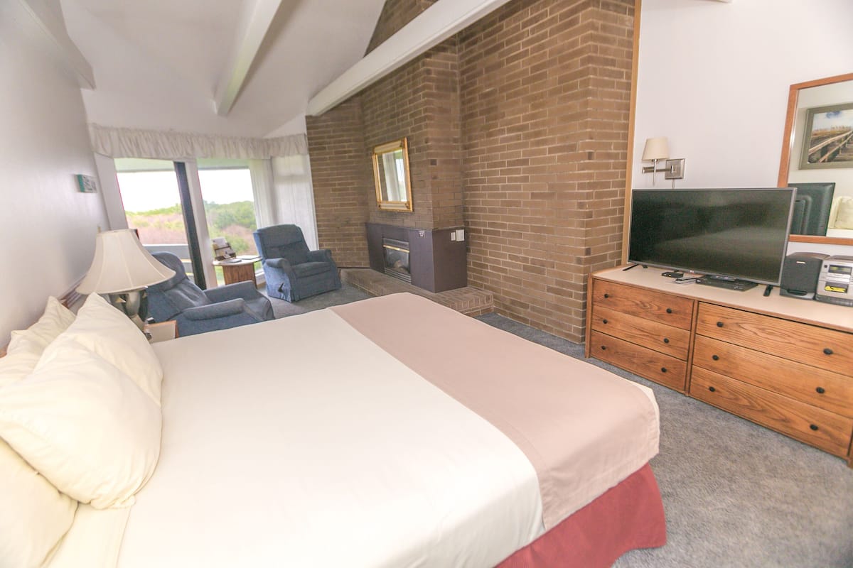 1 bedroom, individually decorated, individually furnished