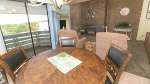 Un comedor con una mesa redonda, sillas y vistas al exterior.