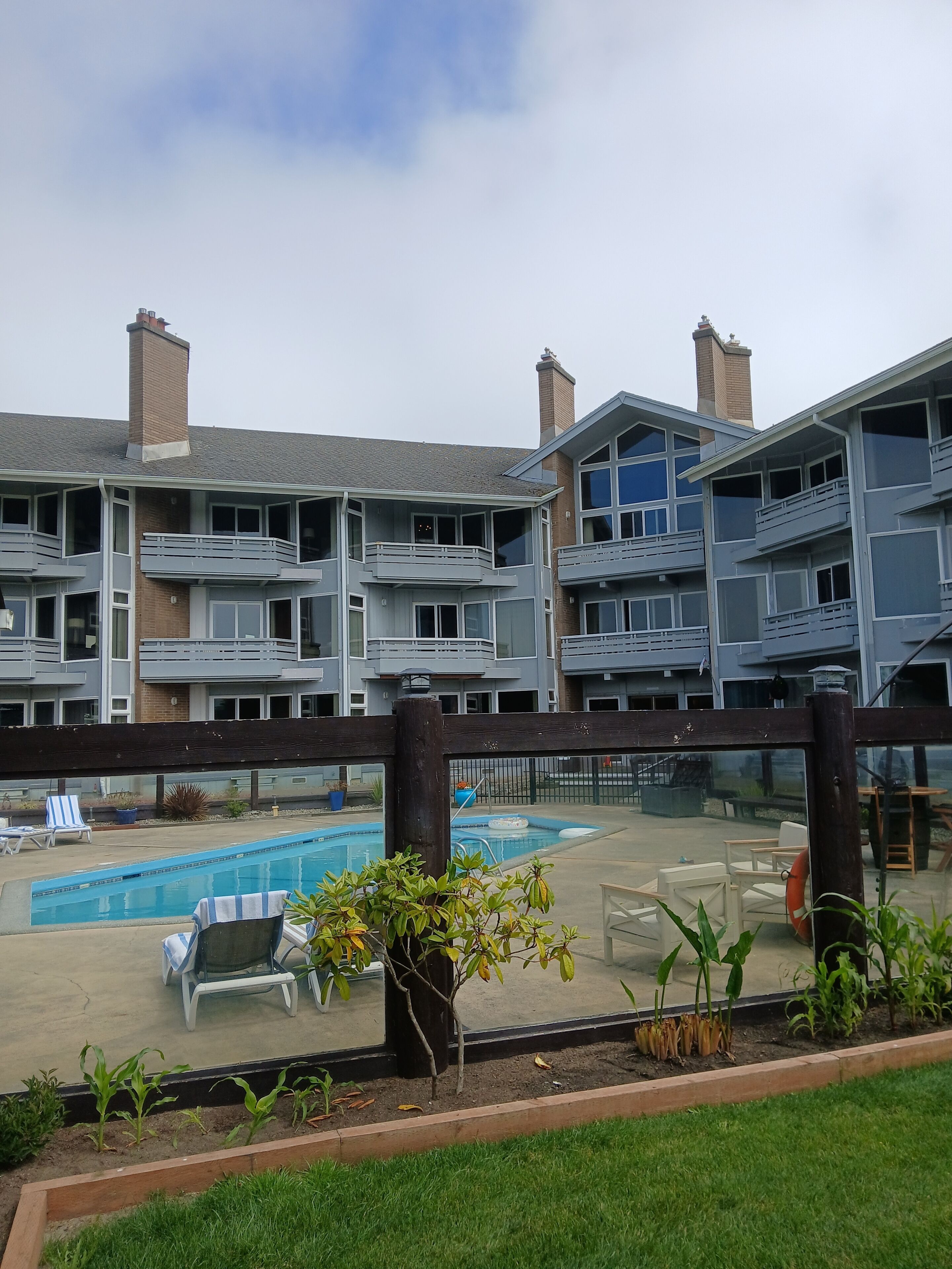 Kauden mukainen ulkouima-allas avoinna 10.00–22.00, aurinkotuoleja