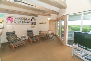 40-inch TV with cable channels, fireplace, Netflix - The Grey Gull (Ocean Shores)