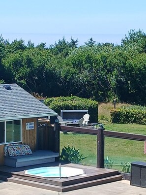 Seasonal outdoor pool, open 10:00 AM to 10:00 PM, sun loungers - The Grey Gull (Ocean Shores)