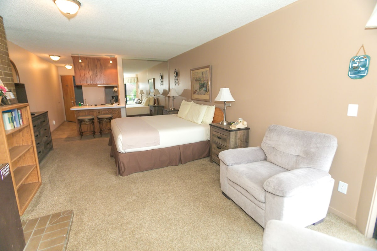 1 bedroom, individually decorated, individually furnished