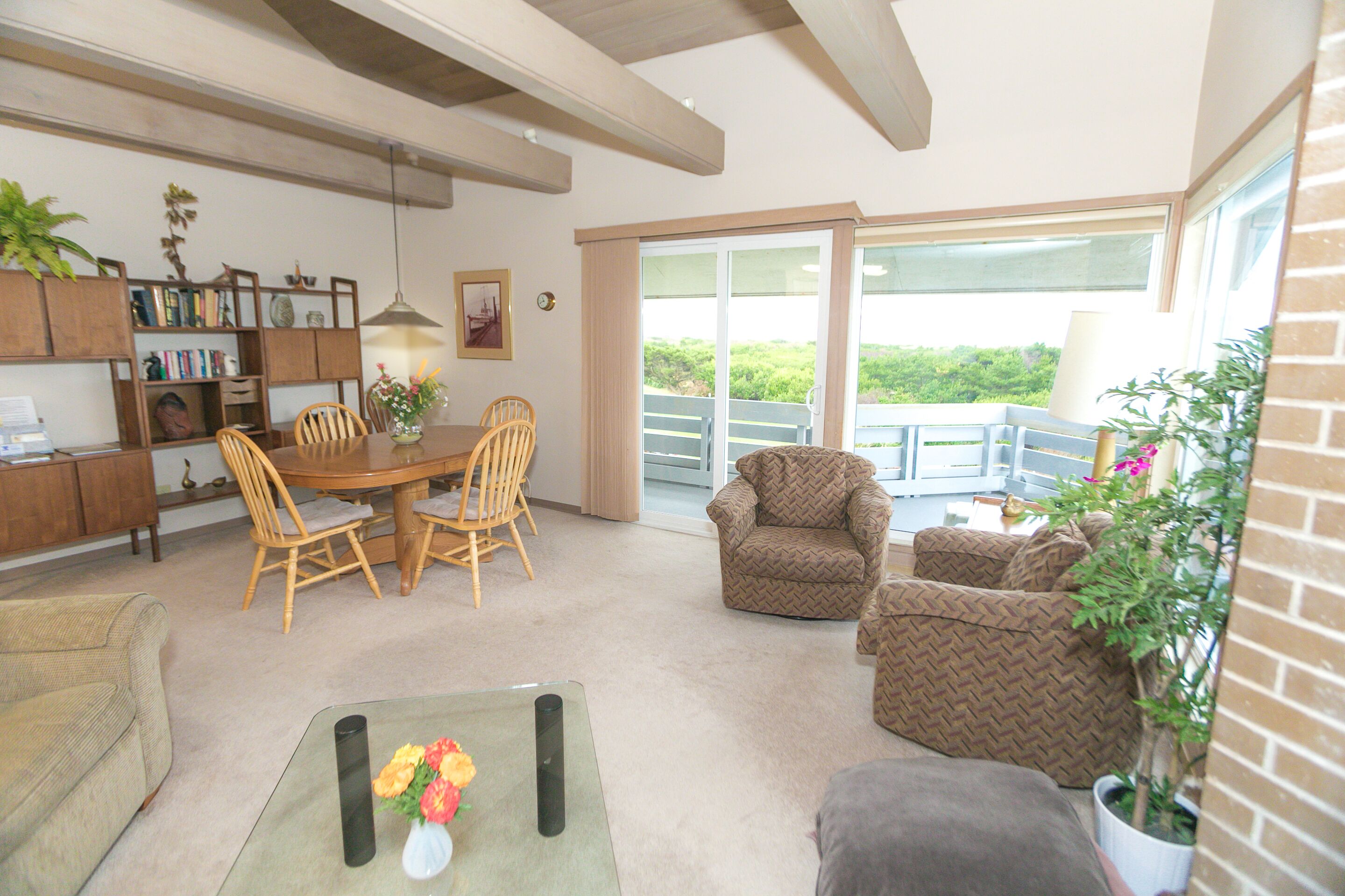 40-inch TV with cable channels, fireplace, Netflix