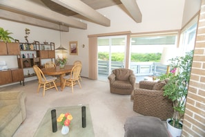 40-inch TV with cable channels, fireplace, Netflix - The Grey Gull (Ocean Shores)