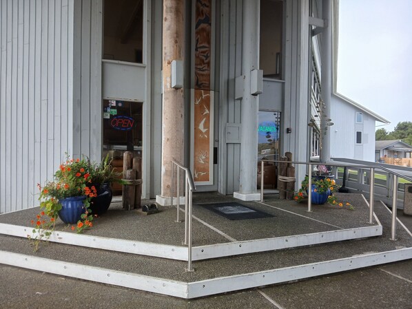 Exterior - The Grey Gull (Ocean Shores)