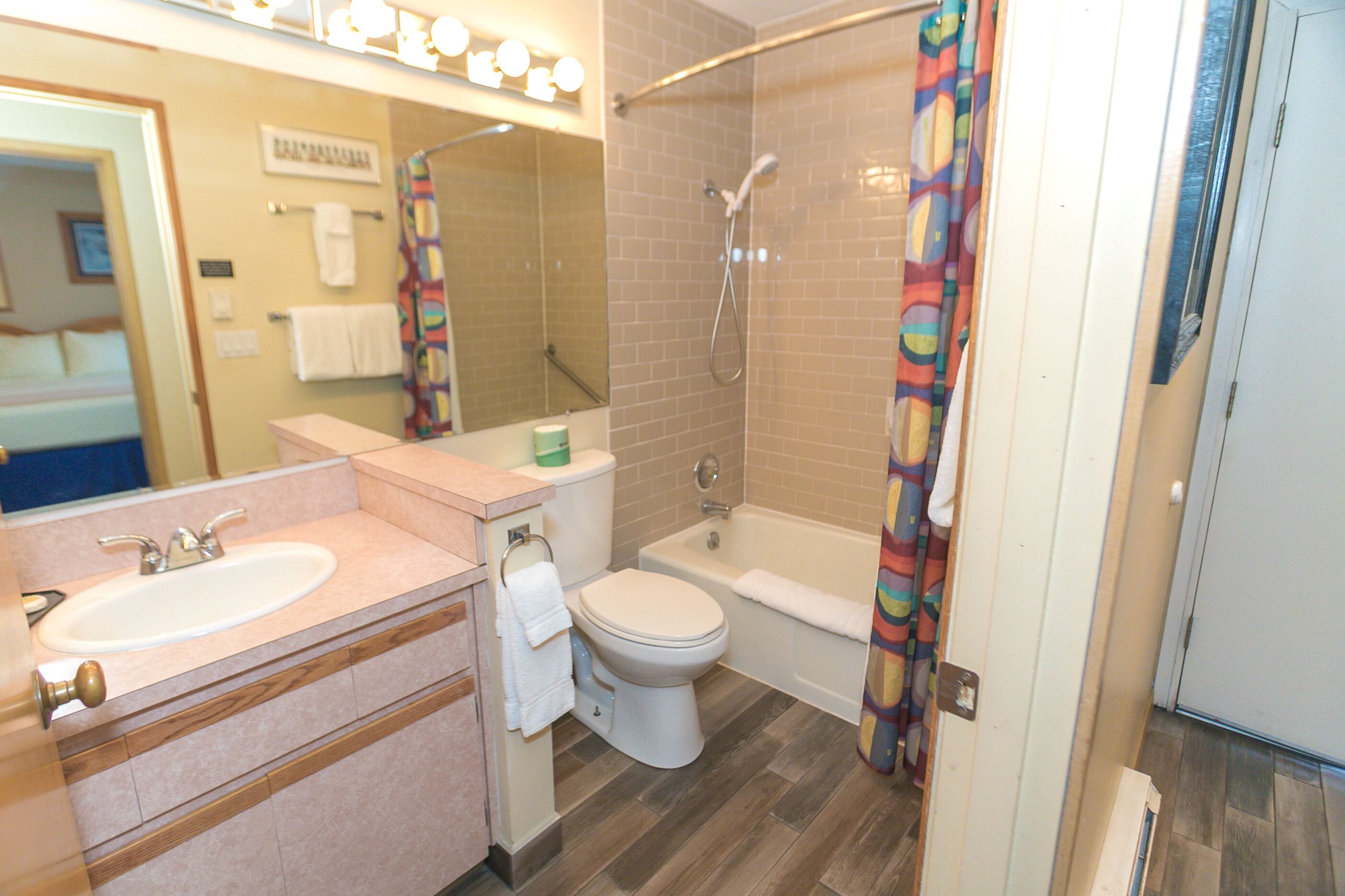 Un baño con lavamanos, inodoro y bañera.