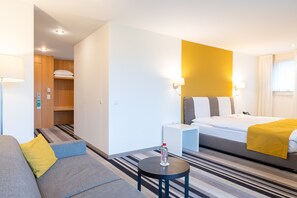 أغطية فراش متميزة وميني بار وخزنة داخل الغرفة ومكتب