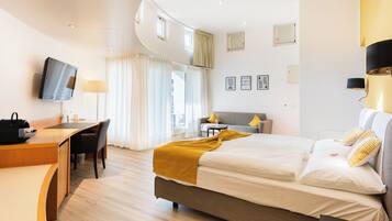 Familien-Suite | Wohnbereich | 60-cm-Fernseher mit Kabelempfang