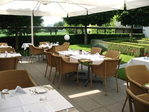 تناول الطعام بالخارج