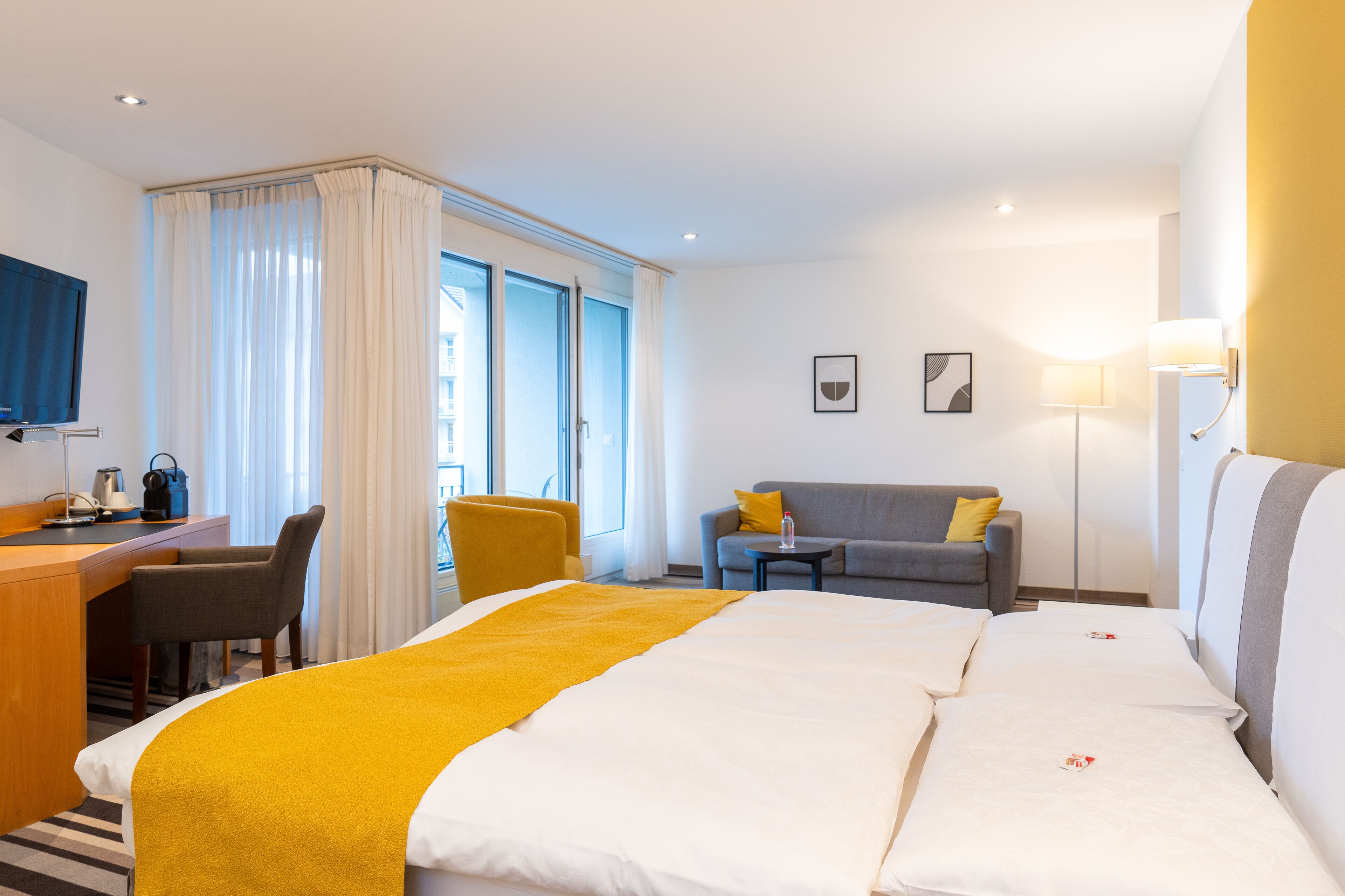 Suite Keluarga | Seprai premium, minibar, brankas, dan meja kerja