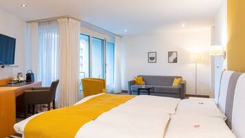 Suite Keluarga | Seprai premium, minibar, brankas, dan meja kerja