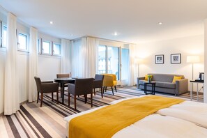 Suite familiar | Ropa de cama de alta calidad, minibar, caja fuerte y escritorio