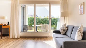 Familien-Suite | Wohnbereich | 60-cm-Fernseher mit Kabelempfang