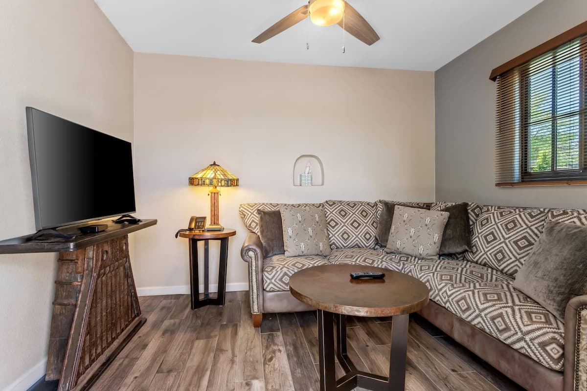 Habitación, 1 cama King size, para no fumadores, hidromasaje | Decoración personalizada y muebles diferentes