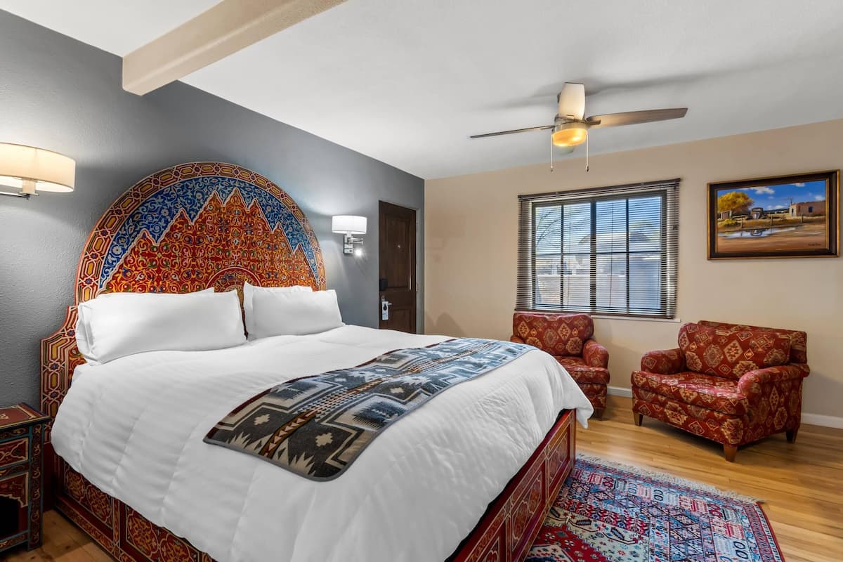 Kamar, 1 Tempat Tidur King, Bebas Asap Rokok | Didekorasi berbeda-beda dan dilengkapi dengan perabotan berbeda-beda