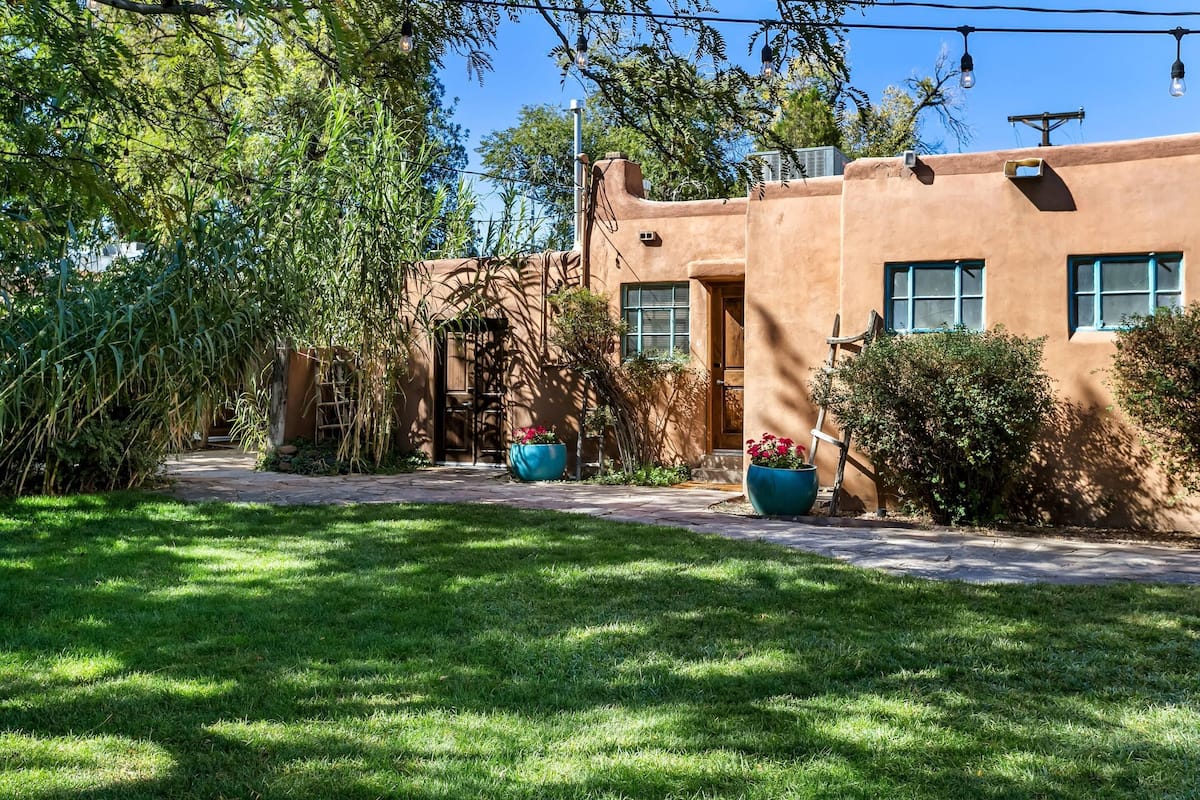 Kamar, 1 Tempat Tidur King, Bebas Asap Rokok, hot tub | Didekorasi berbeda-beda dan dilengkapi dengan perabotan berbeda-beda