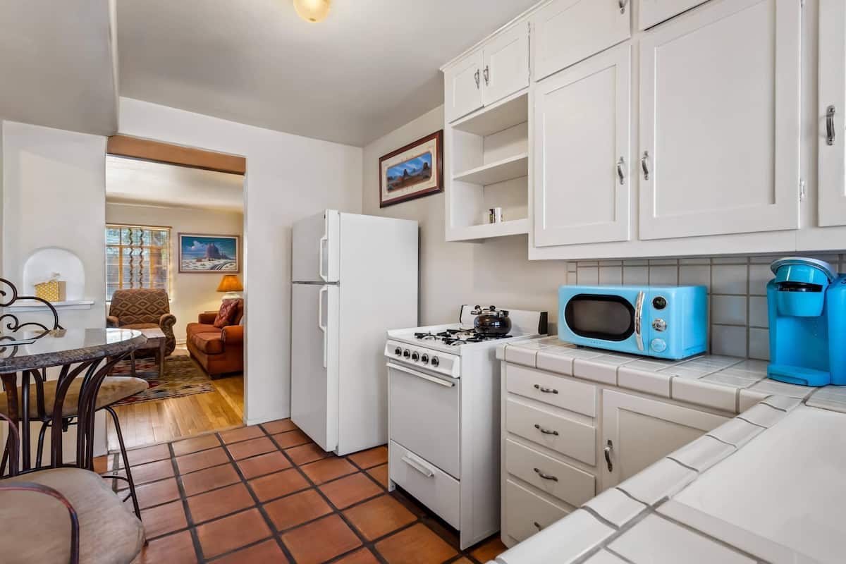 Kamar, 1 Tempat Tidur Queen dengan tempat tidur Sofa, Bebas Asap Rokok | Didekorasi berbeda-beda dan dilengkapi dengan perabotan berbeda-beda