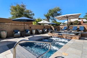 An outdoor pool area with lounge chairs, umbrellas, and a hot tub. - Casas de Suenos Old Town Historic Inn, an Ascend Collection Hotel (Albuquerque)