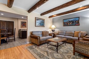 Suite, flere senger, ikke-røyk | Individuelt dekorert, individuelt innredet og strykejern/-brett