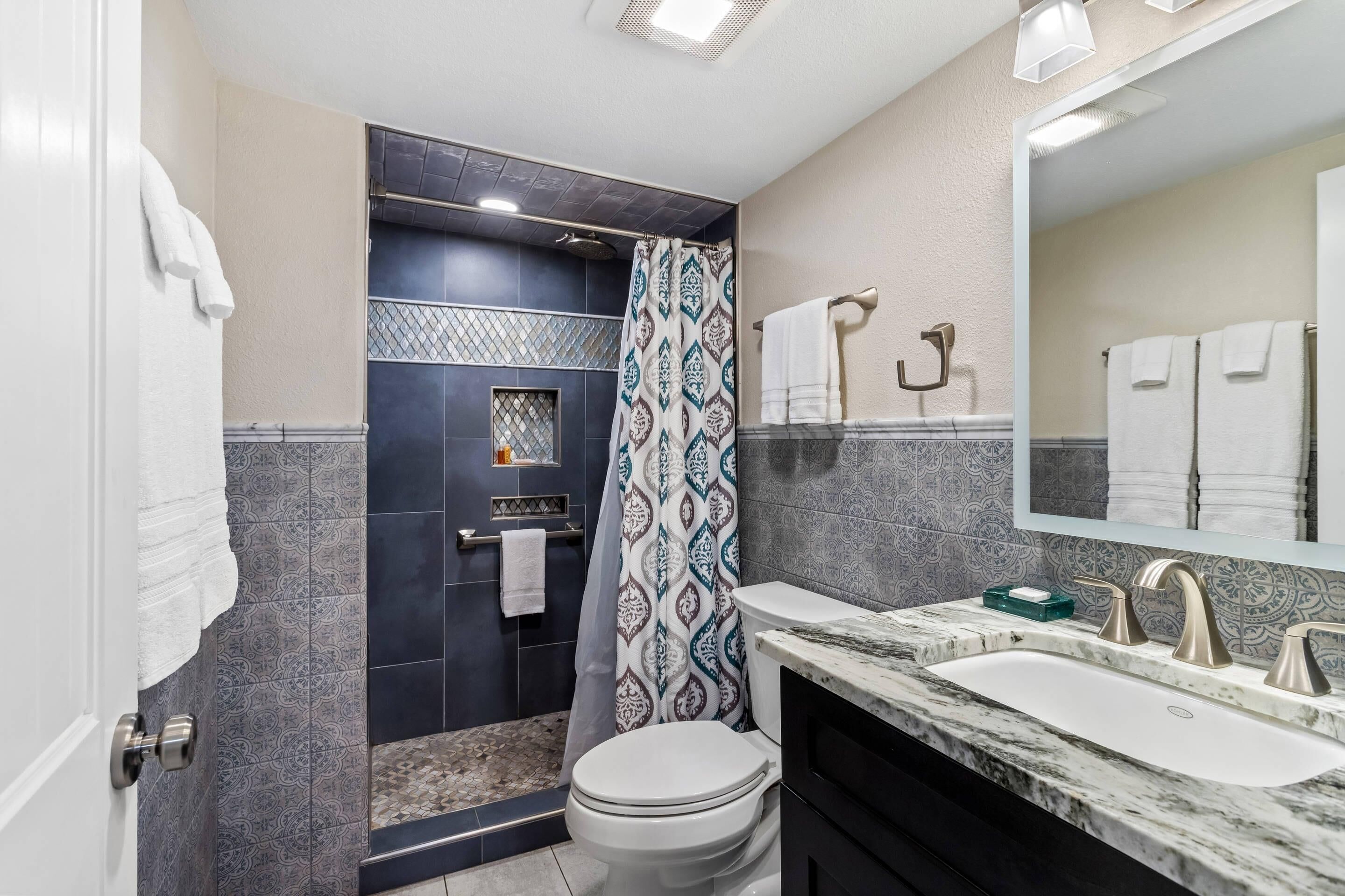 Ein modernes Badezimmer mit Dusche, Toilette und Waschbecken.