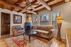 Rom, 1 kingsize-seng, ikke-røyk, peis | Individuelt dekorert, individuelt innredet og strykejern/-brett