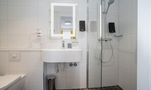 Regadera, amenidades de baño gratuitas, secadora de cabello, toallas 