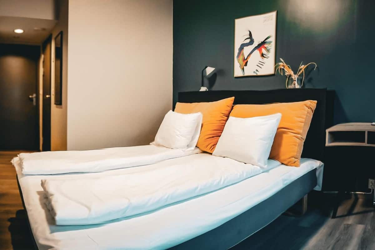 Hypo-allergenic bedding, minibar, in-room safe, desk