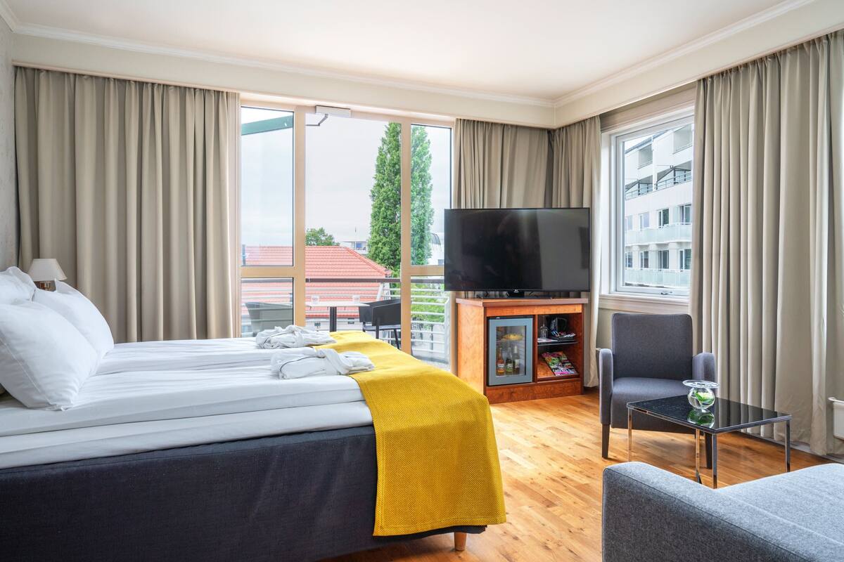 business room, non smoking | hypo-allergenic bedding, minibar, in-room safe, desk