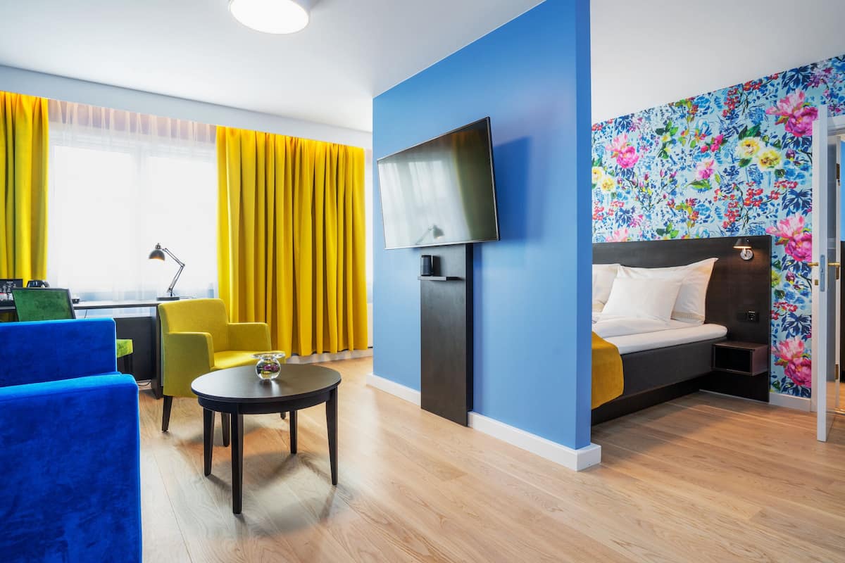 business room, non smoking | hypo-allergenic bedding, minibar, in-room safe, desk