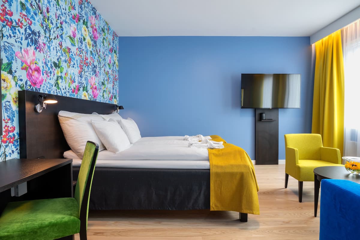 Hypo-allergenic bedding, minibar, in-room safe, desk