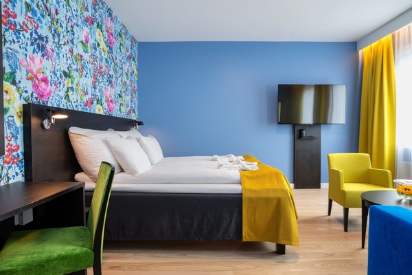 Hypo-allergenic bedding, minibar, in-room safe, desk